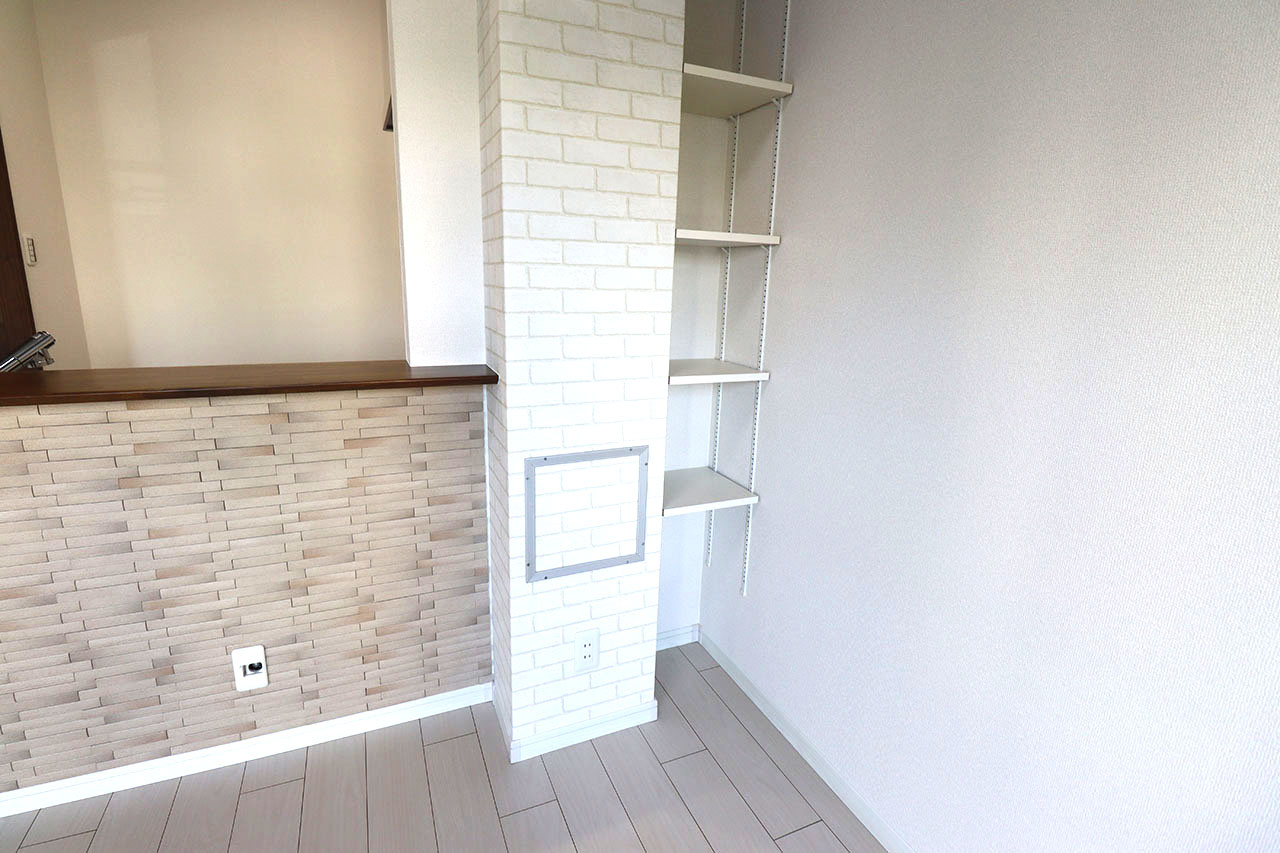 キッチンカウンター横にある便利な可動棚も、きれいに新調済みです。