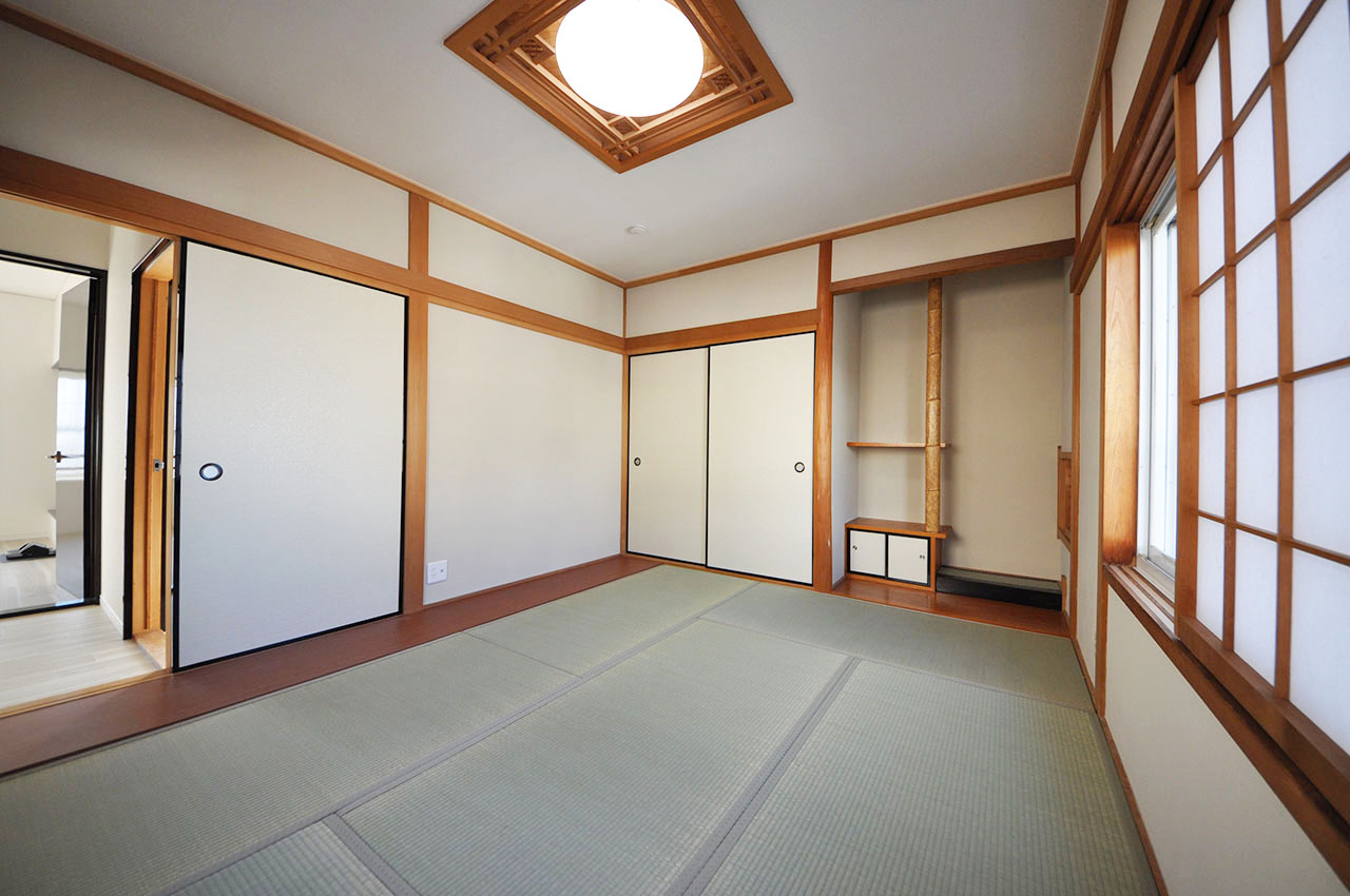 2階の和室6帖。床の間や板の間が付いた純和風で落ち着きのあるお部屋です。