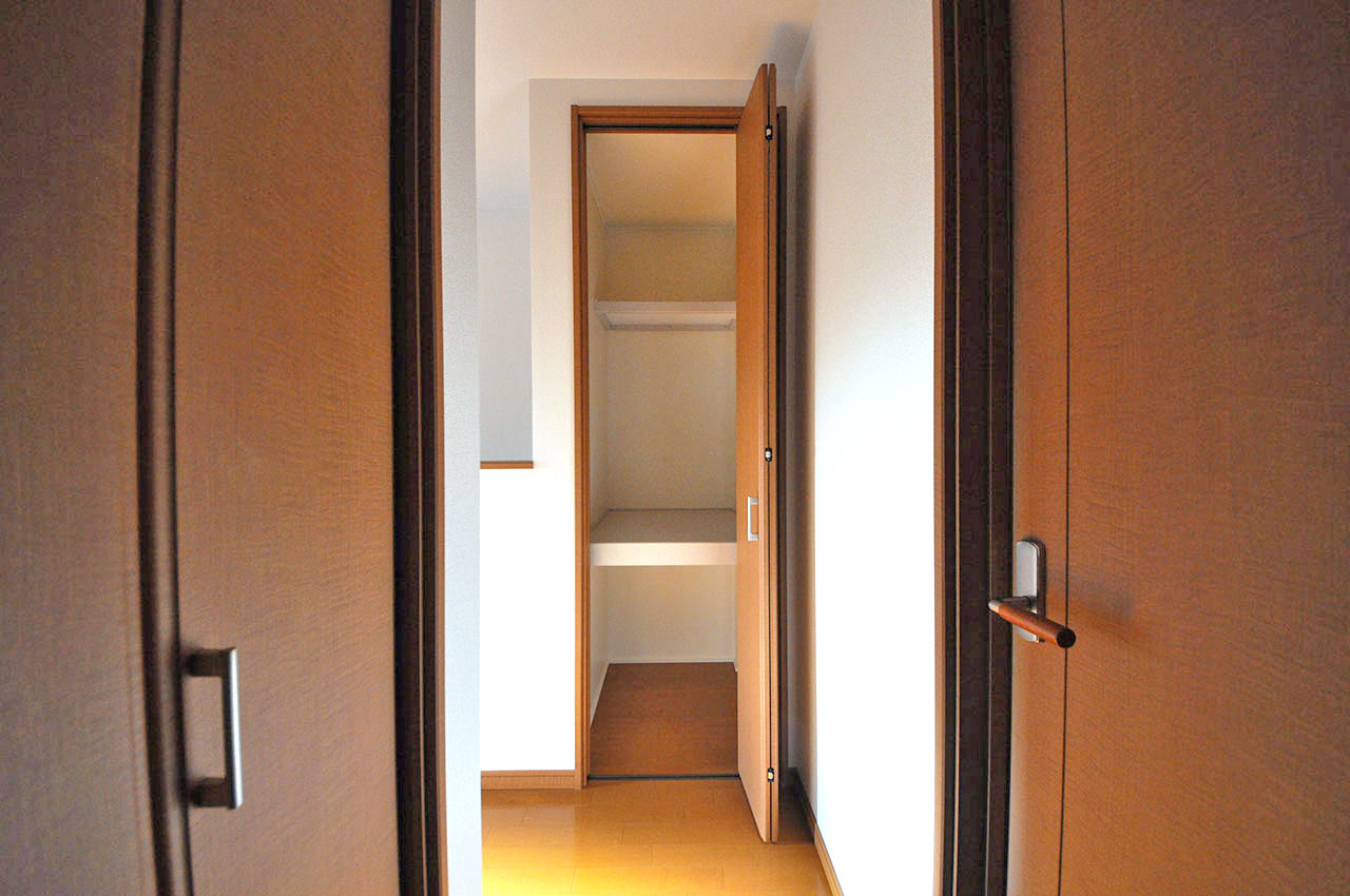 2階廊下には便利な物入が2ヶ所あります。どちらも整理がしやすい棚付き物入です。