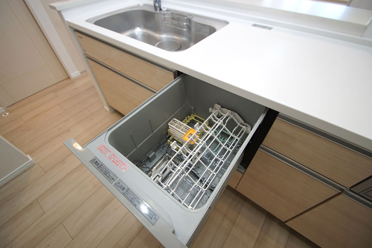 新調したキッチンはうれしい食洗機付き。忙しい家事をしっかりサポートしてくれる強い味方です。