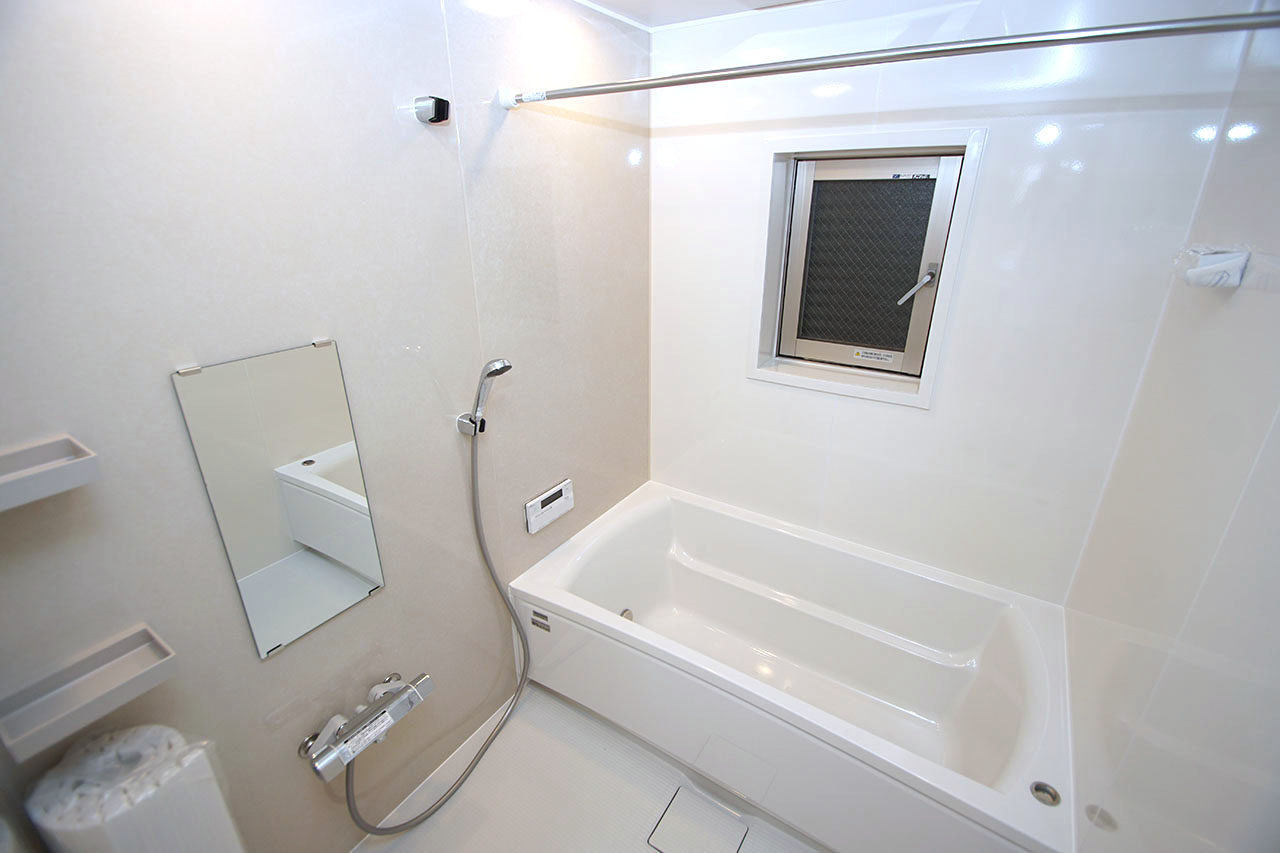 窓付きのバスルーム。タカラスタンダードのシステムバスや浴室暖房乾燥機も新調しました。