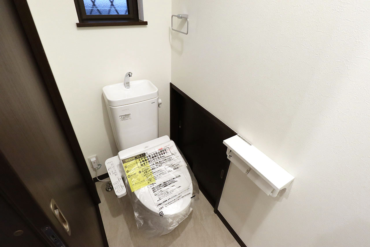 1階トイレはフルリフォームで一新。便器や温水洗浄便座も新調しました。