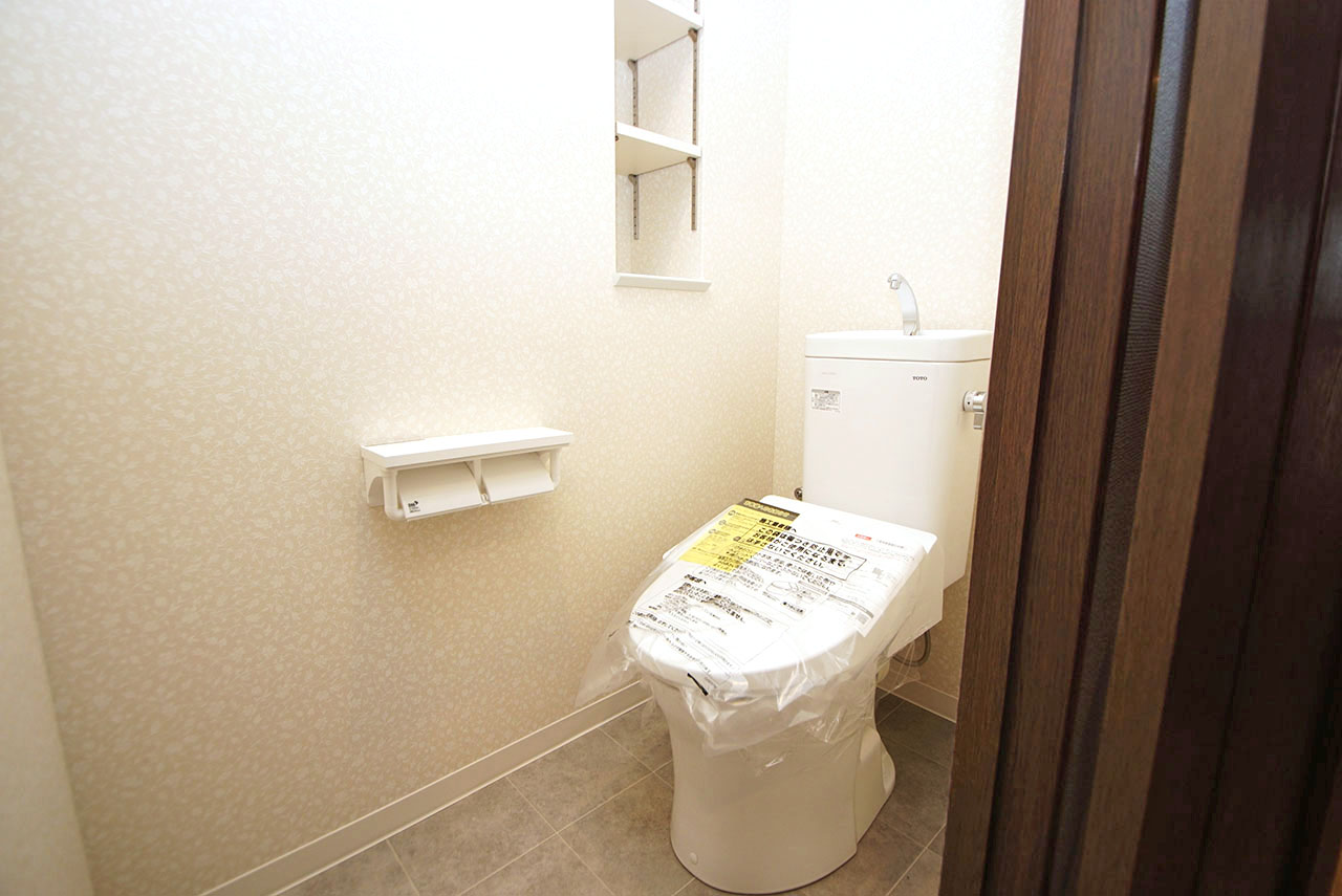 トイレ内もフルリフォームでピカピカに。便利な可動棚も新調済みです。