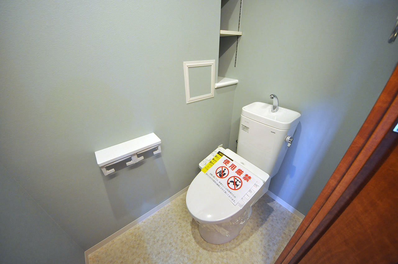 トイレ内もフルリフォーム済み。ブルーグリーンの爽やかな空間に生まれ変わりました。