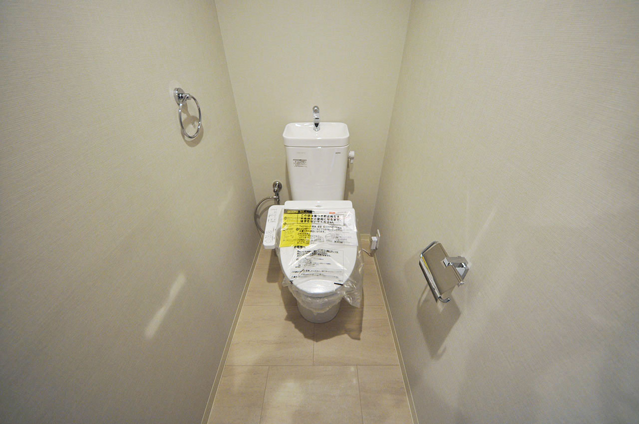 トイレ内はフルリフォームでピカピカに。便器や温水洗浄便座も新調しました。