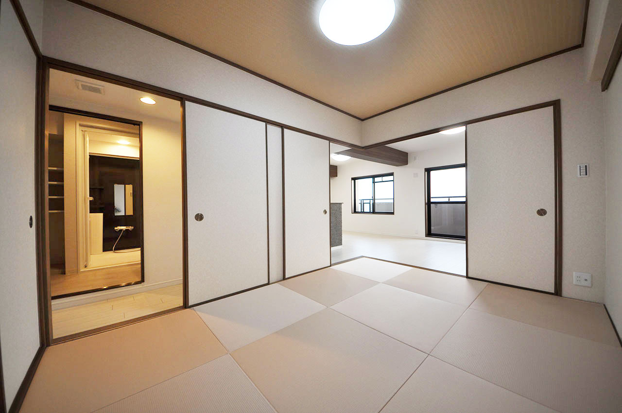 きれいになった6帖の和室は、リビングと廊下から出入りできる2WAY動線のお部屋です。