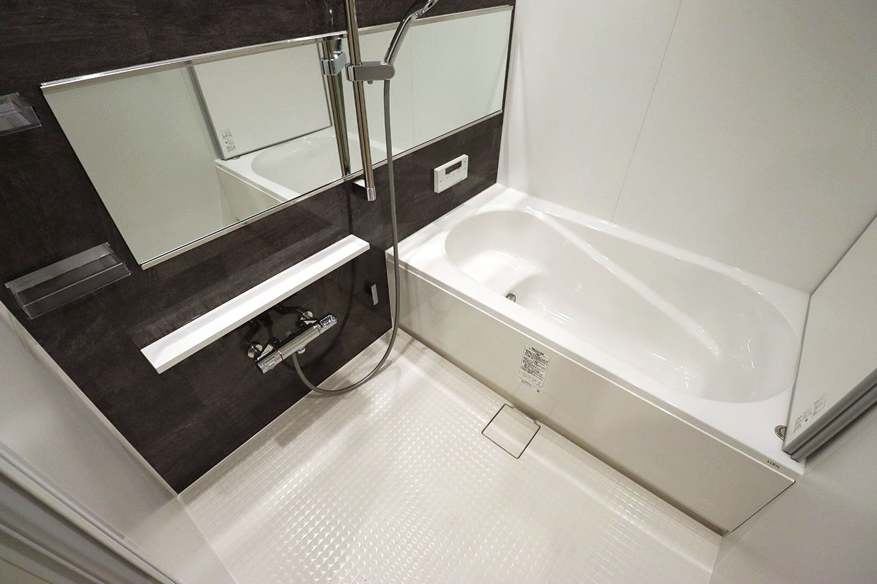 浴室暖房乾燥機付きのシステムバスを新調。シックで高級感のあるバスルームです。