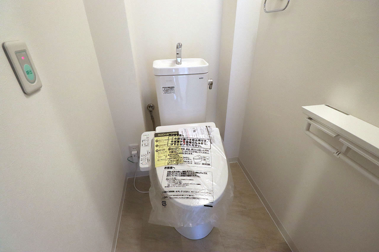 トイレ内も、便器や温水洗浄便座を新調するなどフルリフォームできれいになりました。