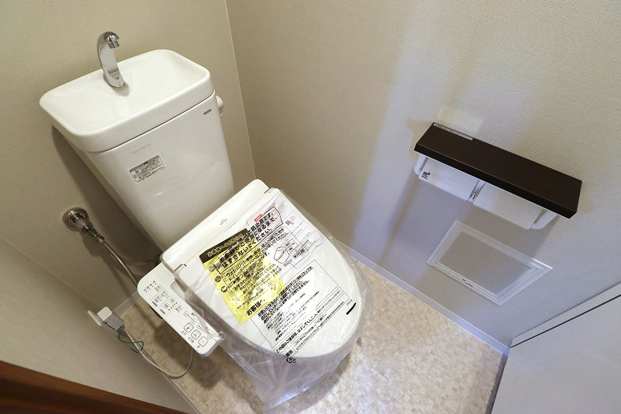 トイレ内もフルリフォームでピカピカに。便器や温水洗浄便座も新調済みです。