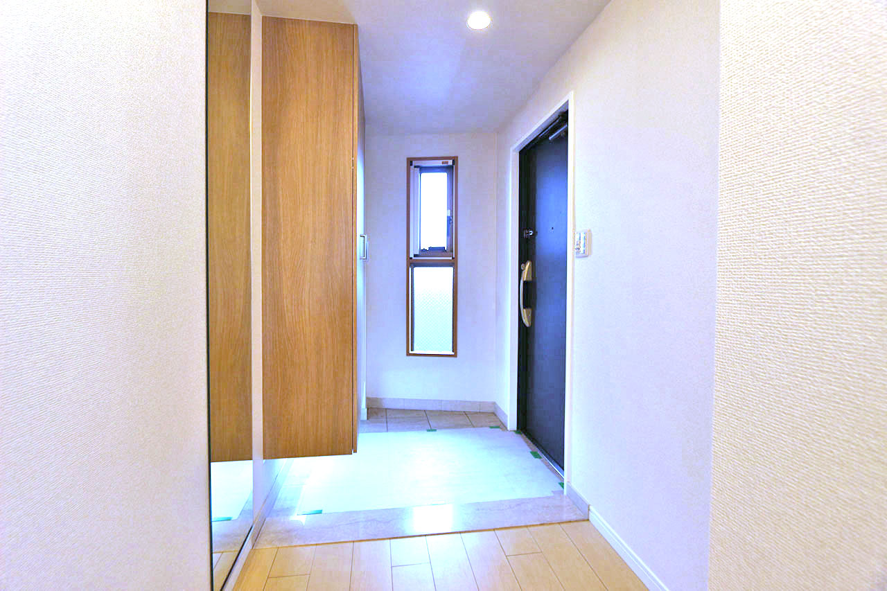 玄関や廊下もピカピカにリフォーム済み。窓付きで明るく、換気もしやすい玄関です。