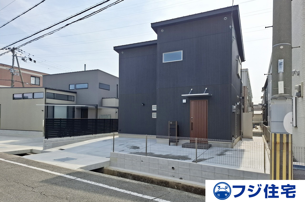外観（通路橋に転落防止柵設置予定）