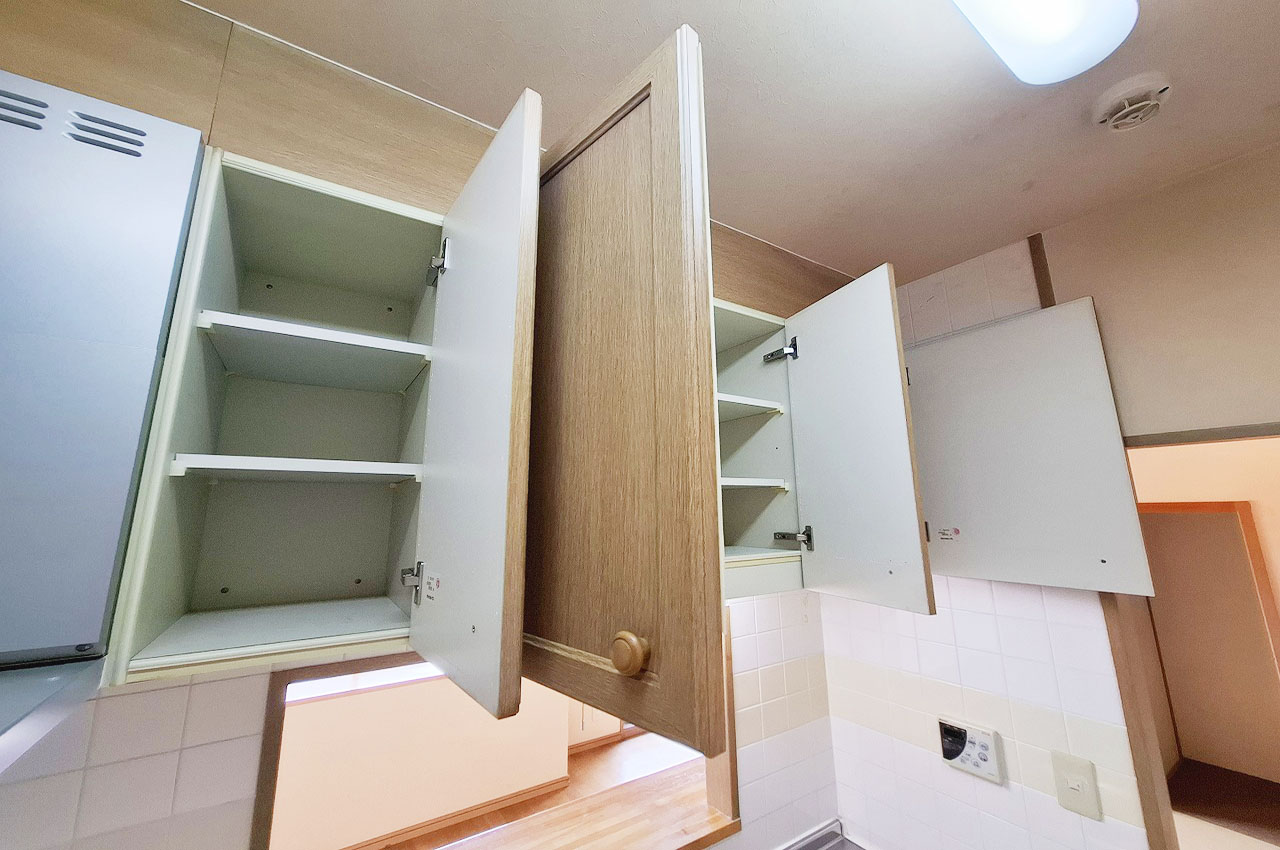 キッチン:高さのある吊戸棚は食器や保存食の収納に便利。キッチン周りをすっきり片付けられます。