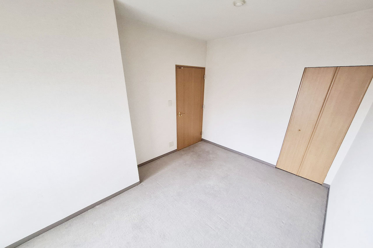 洋室①:約6帖の洋室①はベッドと勉強机を置ける広さで、子ども部屋に適しています。