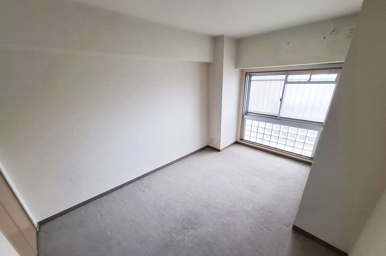 洋室②:窓から自然光を取り入れやすく、明るい空間で快適に過ごせます。