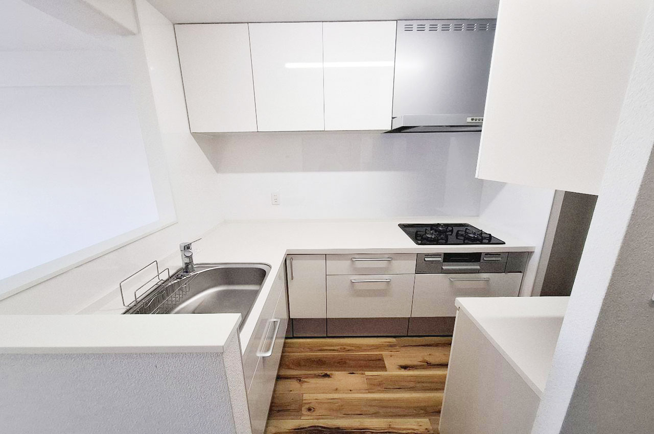 シンプルで美しいL型キッチン。動線がスムーズで調理から片付けまで効率良くこなせます。