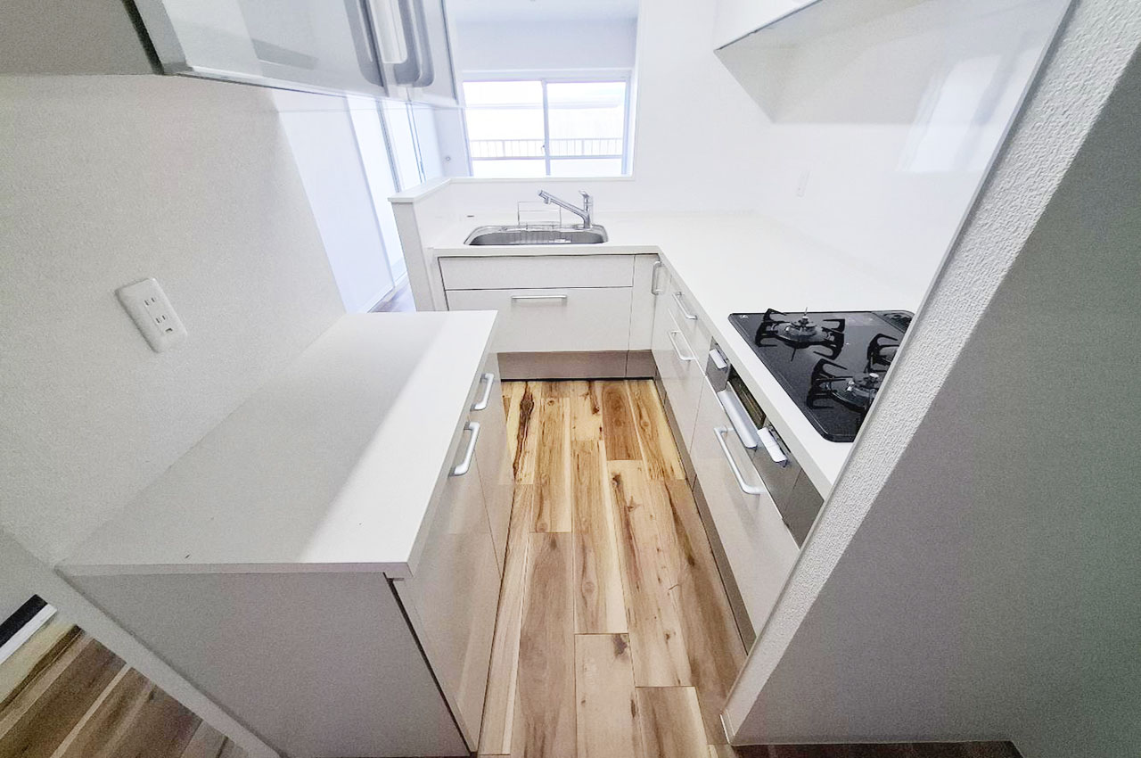 スタイリッシュで便利な収納も充実した使いやすいシステムキッチンです。