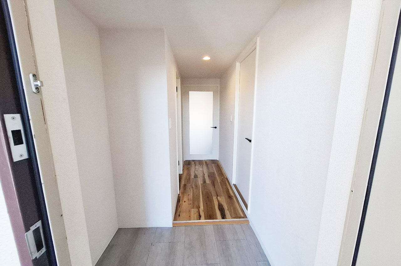 シンプルですっきりとした玄関。毎日の出入りが快適になる空間です。