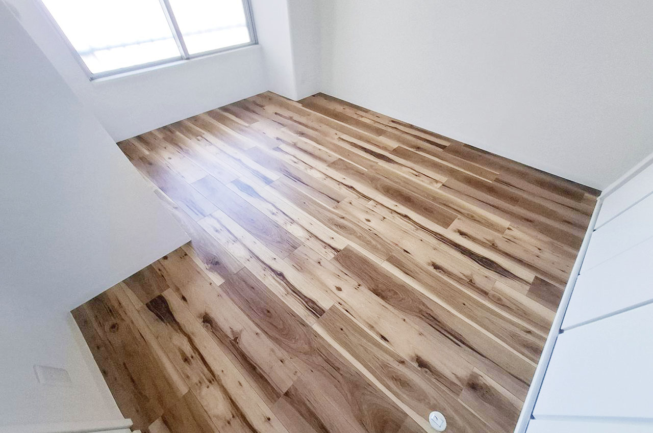 約4帖の洋室①。真っ白な壁と温かみのある床が落ち着きのある雰囲気を演出。