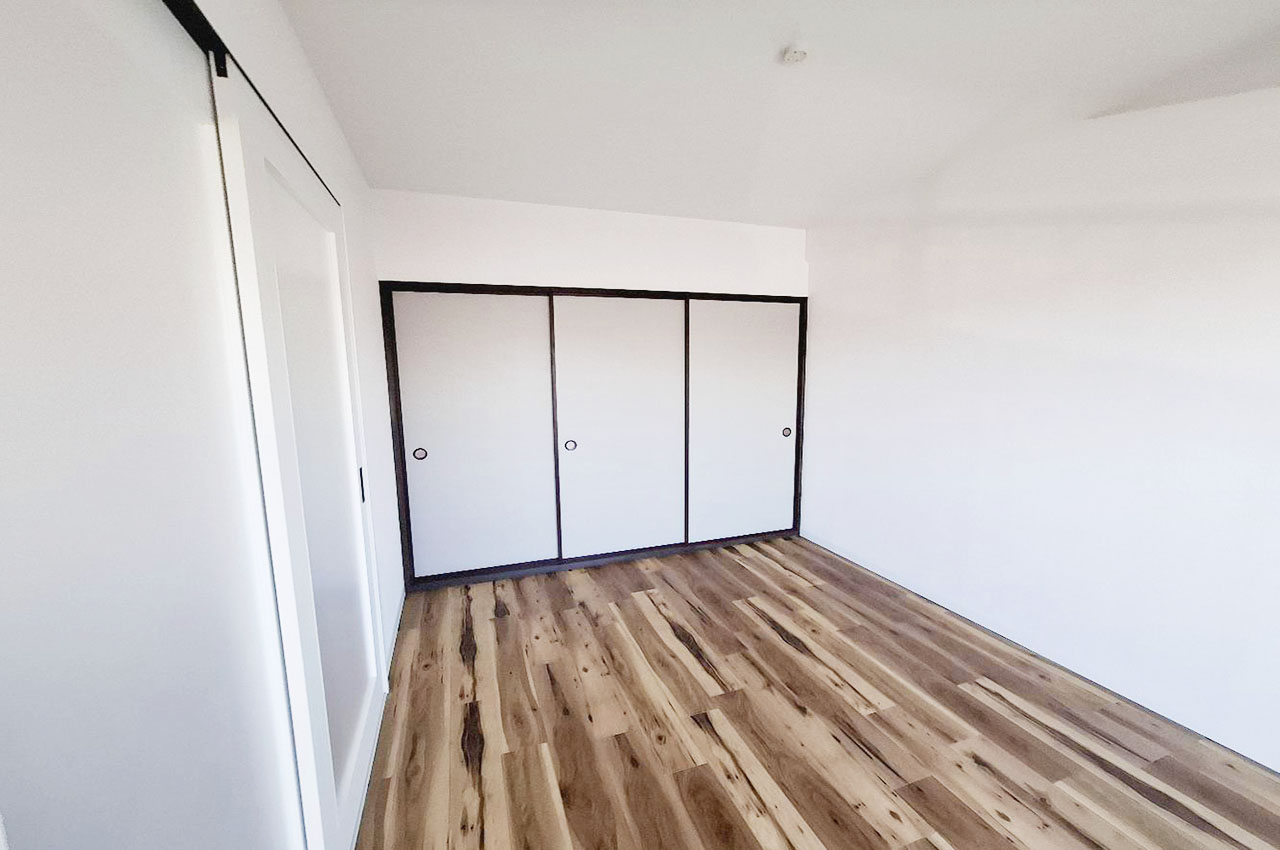 約6帖の洋室②。和室と続間になった使いやすいお部屋です。