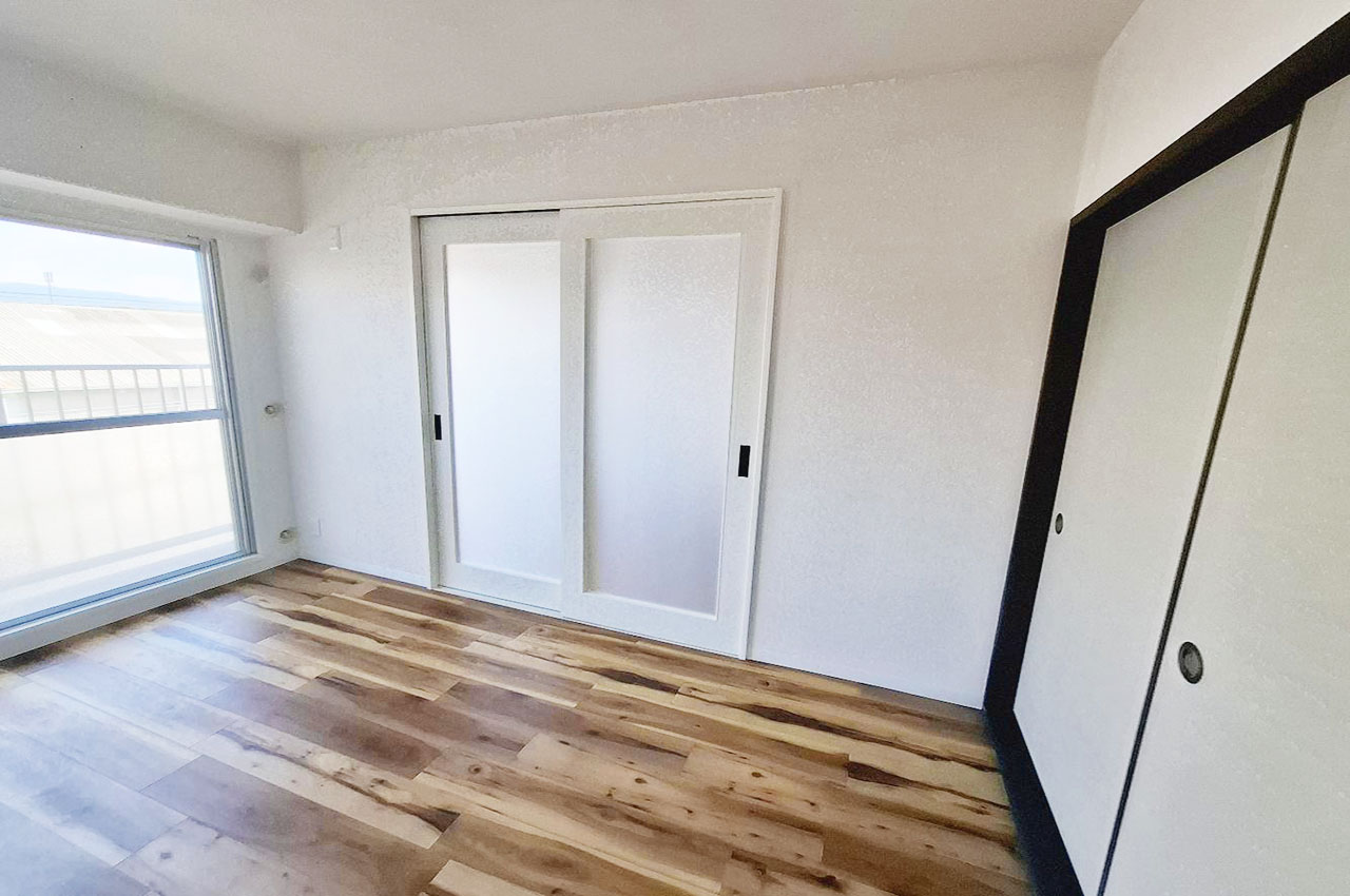 バルコニーに面した明るい洋室②。リビングと和室へ行き来できるスムーズな動線が魅力です。