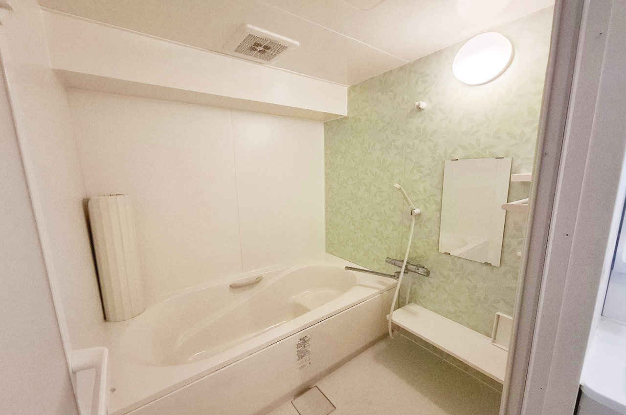 爽やかなデザインのバスルーム。毎日のバスタイムが楽しみになる心地よい空間です。