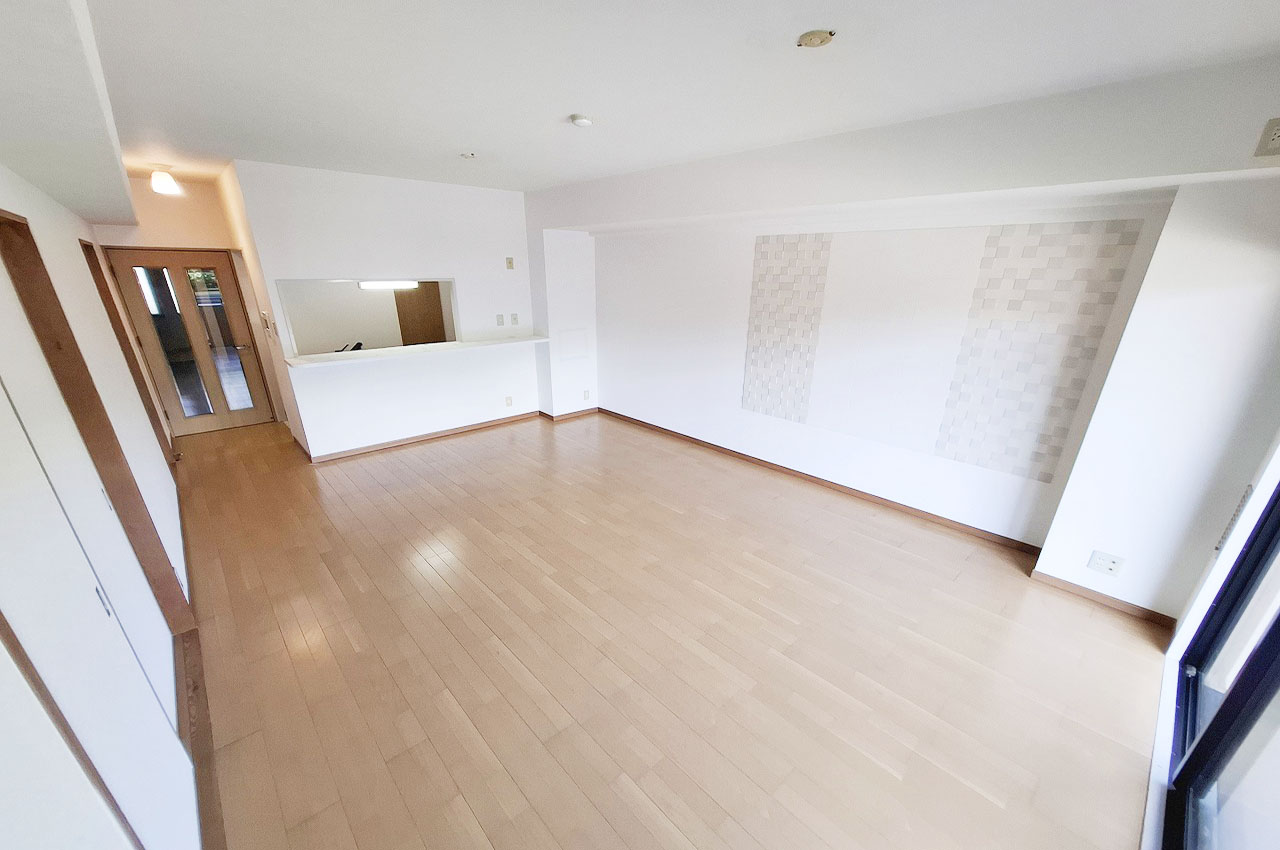 ナチュラルな明るいフローリングカラーのリビングダイニング。