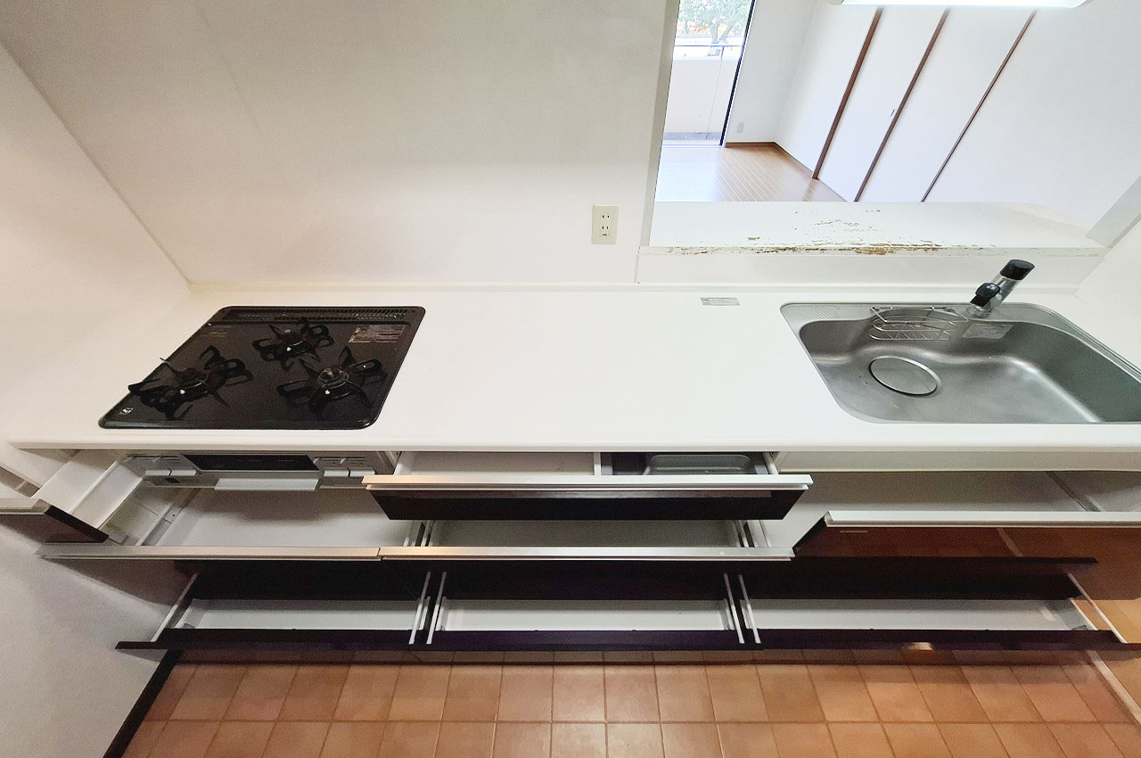 奥の物まで見やすく、取り出しやすいスライドタイプのキッチン収納。