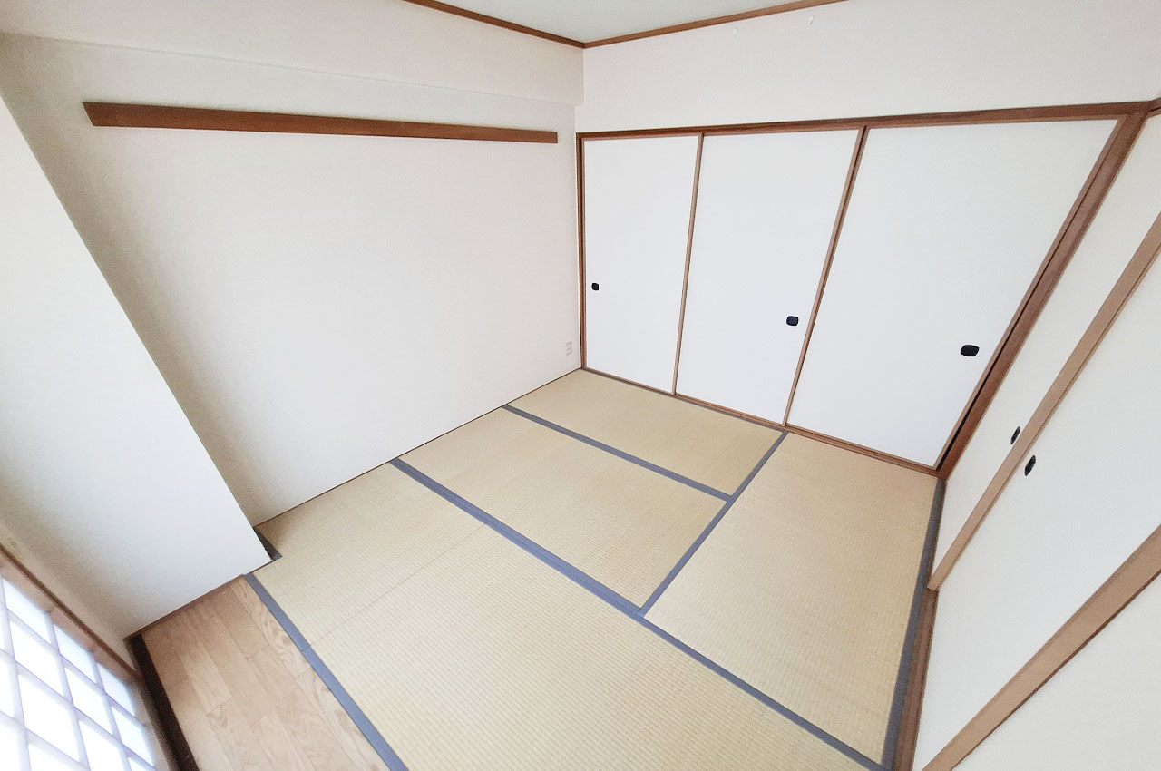 バルコニーに面し、板間のある和室②