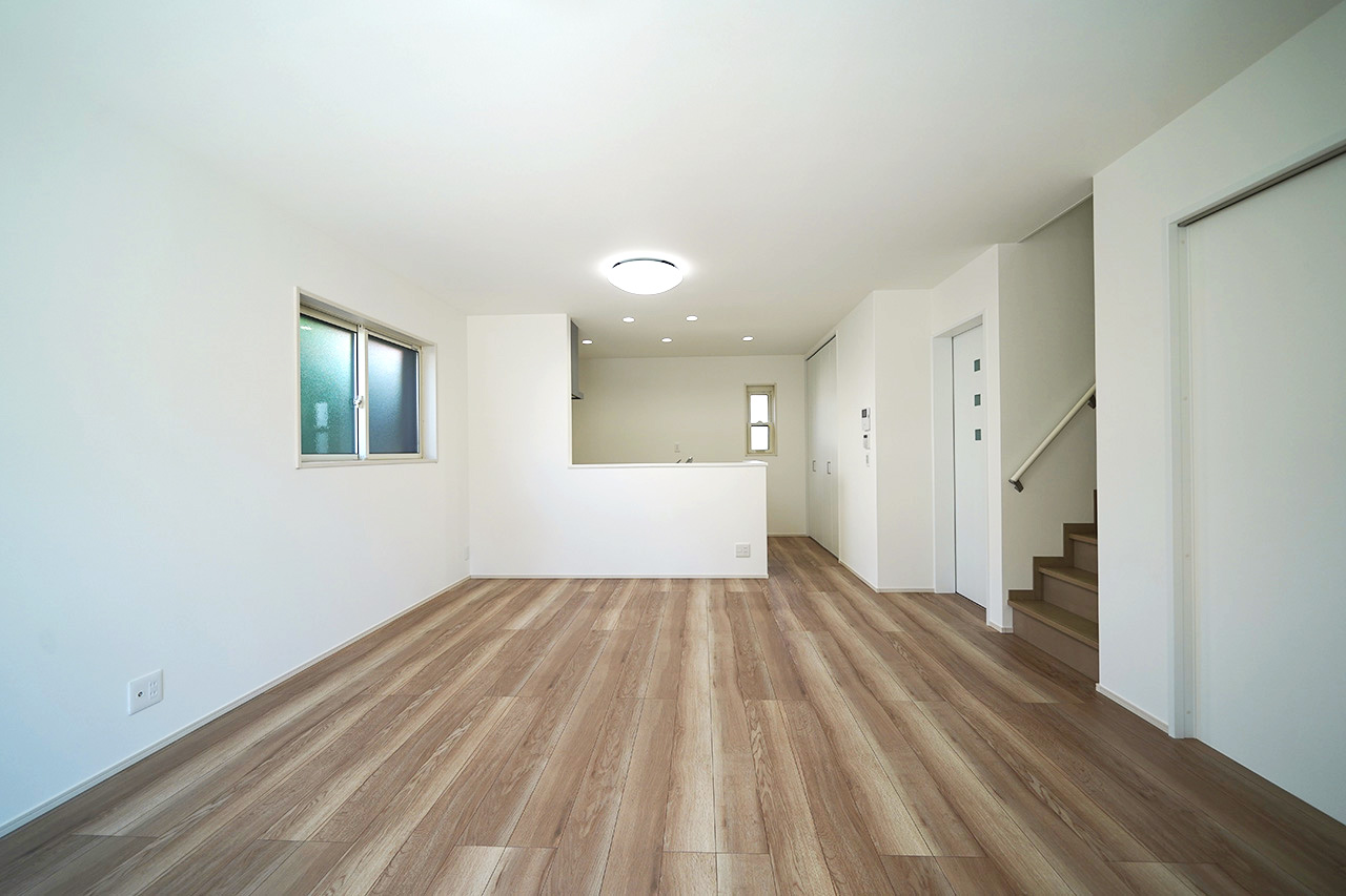 木目が美しいフローリングが、ナチュラルで落ち着いた雰囲気を演出。どんな家具にも馴染みます。