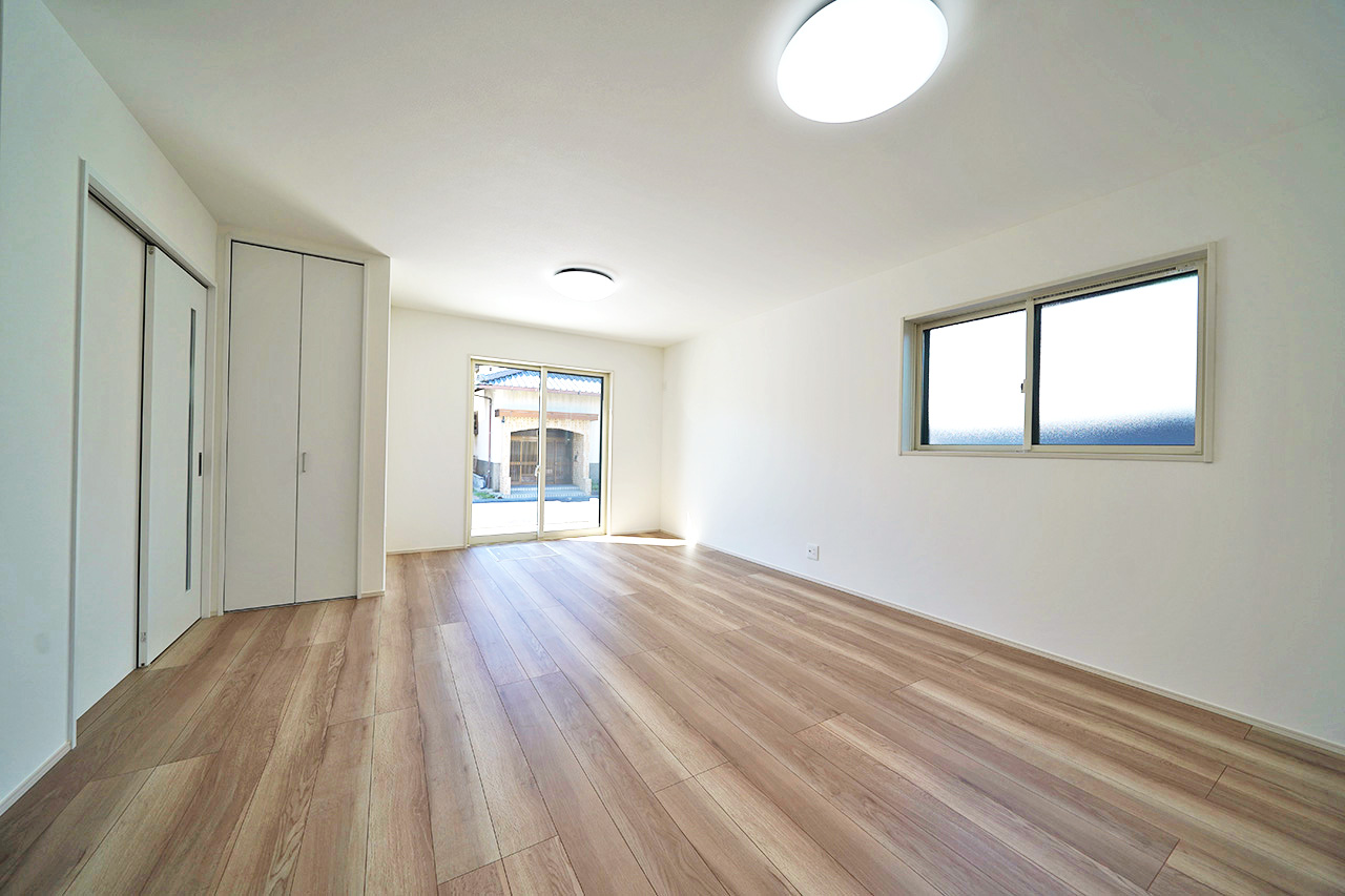 大きな掃き出し窓から駐車スペースへ出入り可能。買い物後の荷物運びや子どもの送り迎えもスムーズです。