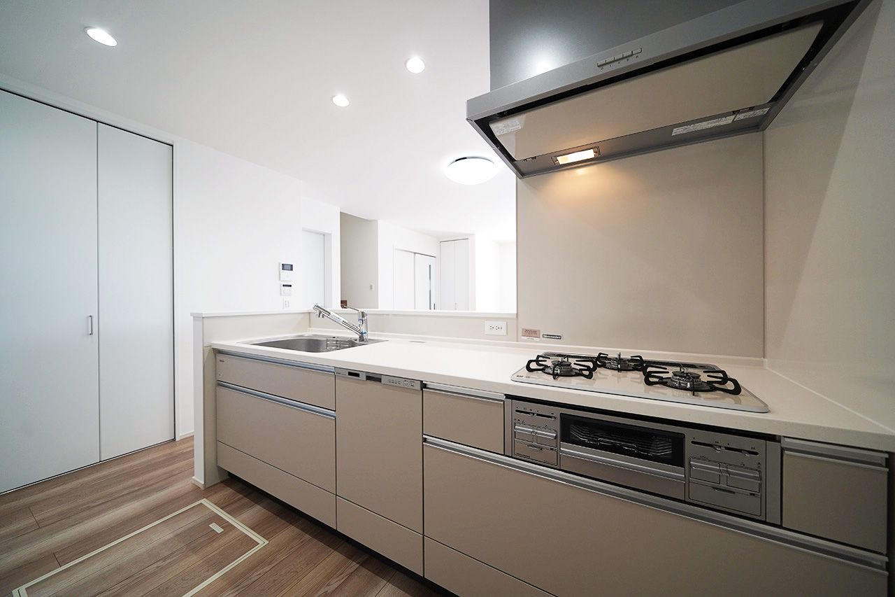 食洗機付きキッチン。さらに便利なスライド収納&ワイドなパントリー付きでキッチン周りはいつも整います。