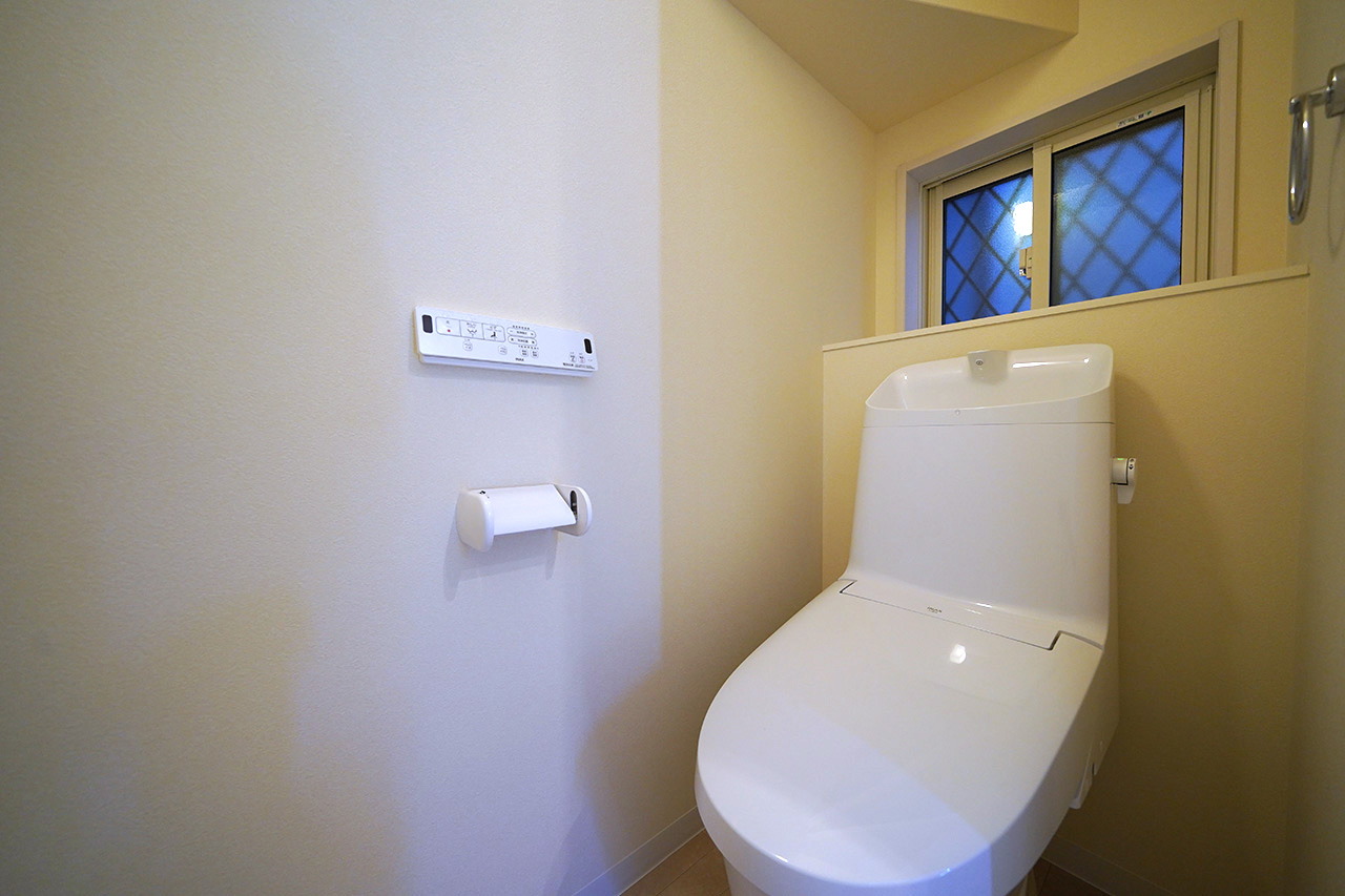 1階トイレ。小窓付きで明るく換気もしやすいトイレです。