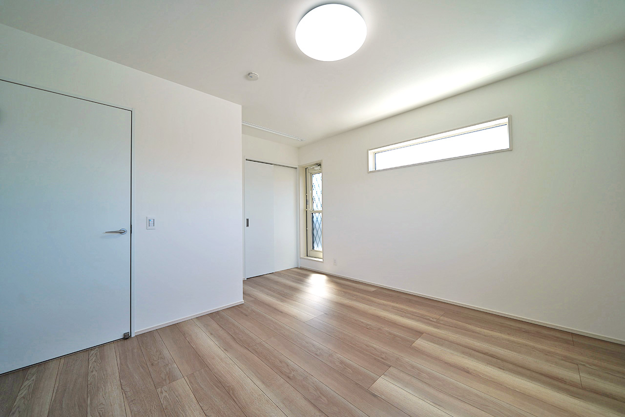 高窓から自然光を取り入れつつ外からの視線を遮る設計で、快適なプライベート空間を実現。