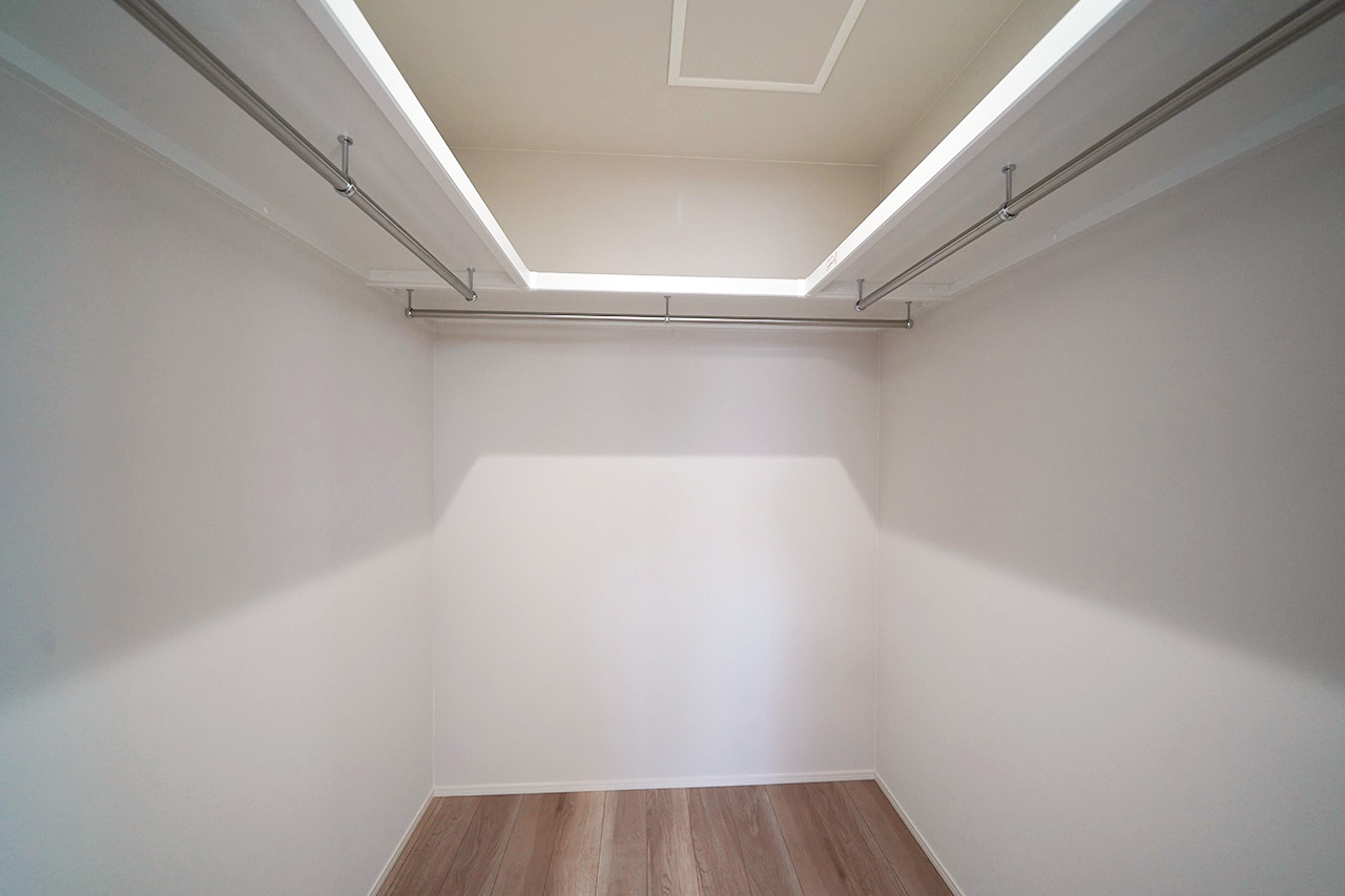 洋室(1)の 大容量のウォークインクロゼット。衣類から季節物までまとめてスッキリ収納できます。