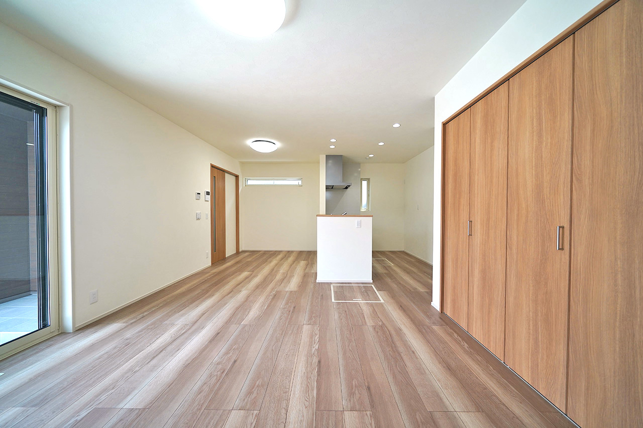 三面採光で明るく開放的なLDK。リビングとダイニングをしっかり分けて使えるレイアウトです。