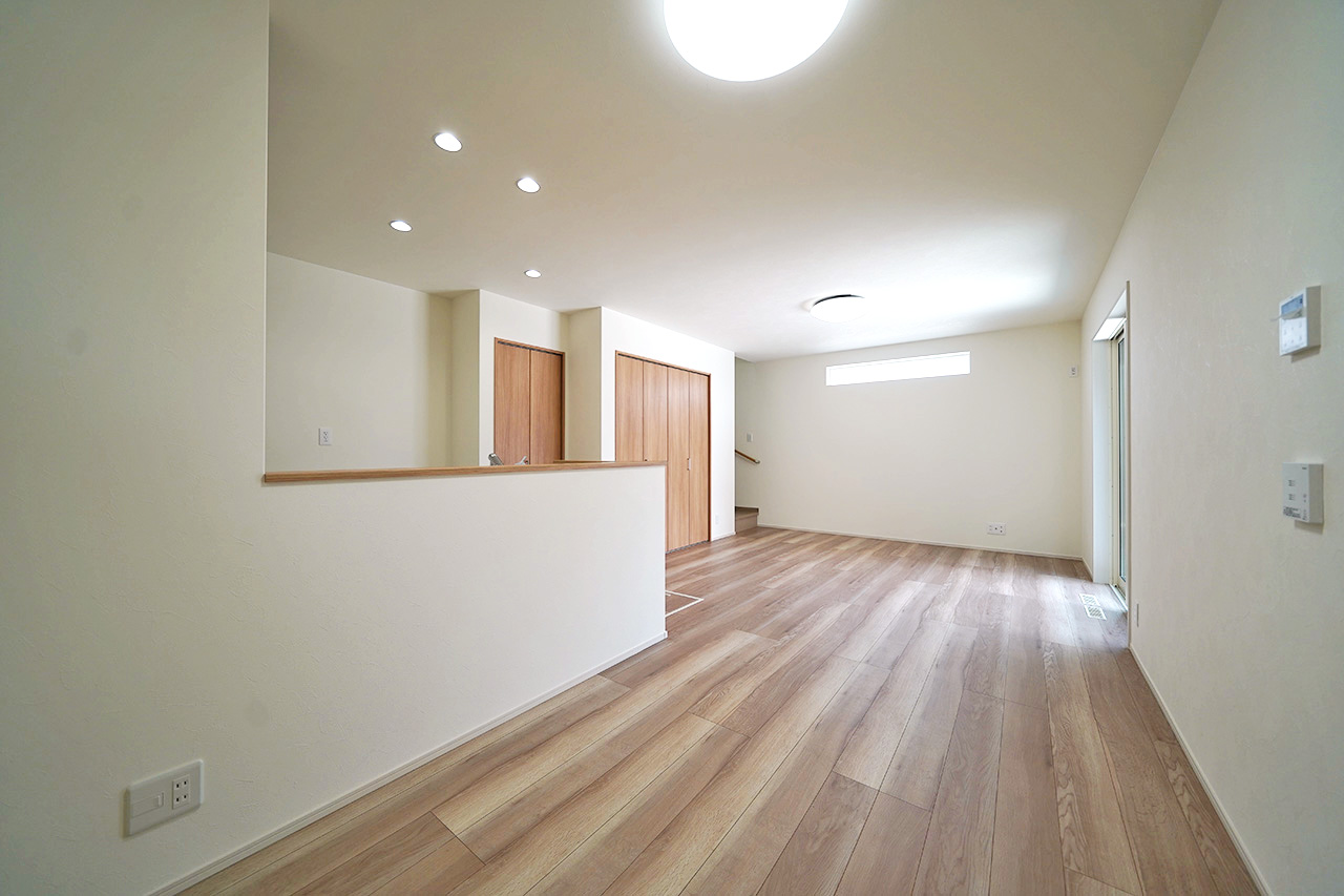 充実の収納スペースですっきりと片付けやすいLDK。家族が自然と集まる心地よい空間です。