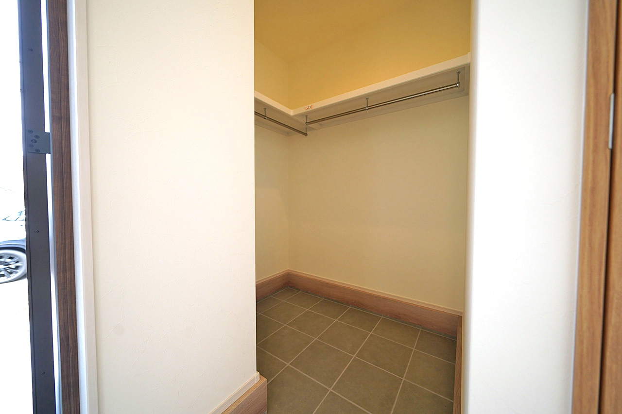 靴以外にも、ベビーカーやアウトドアグッズなどもすっきり収まる広々としたシューズクローク。