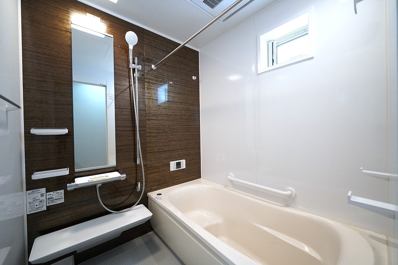 バスルームは浴室暖房乾燥機付き。ゆったりと寛いでいただけます。