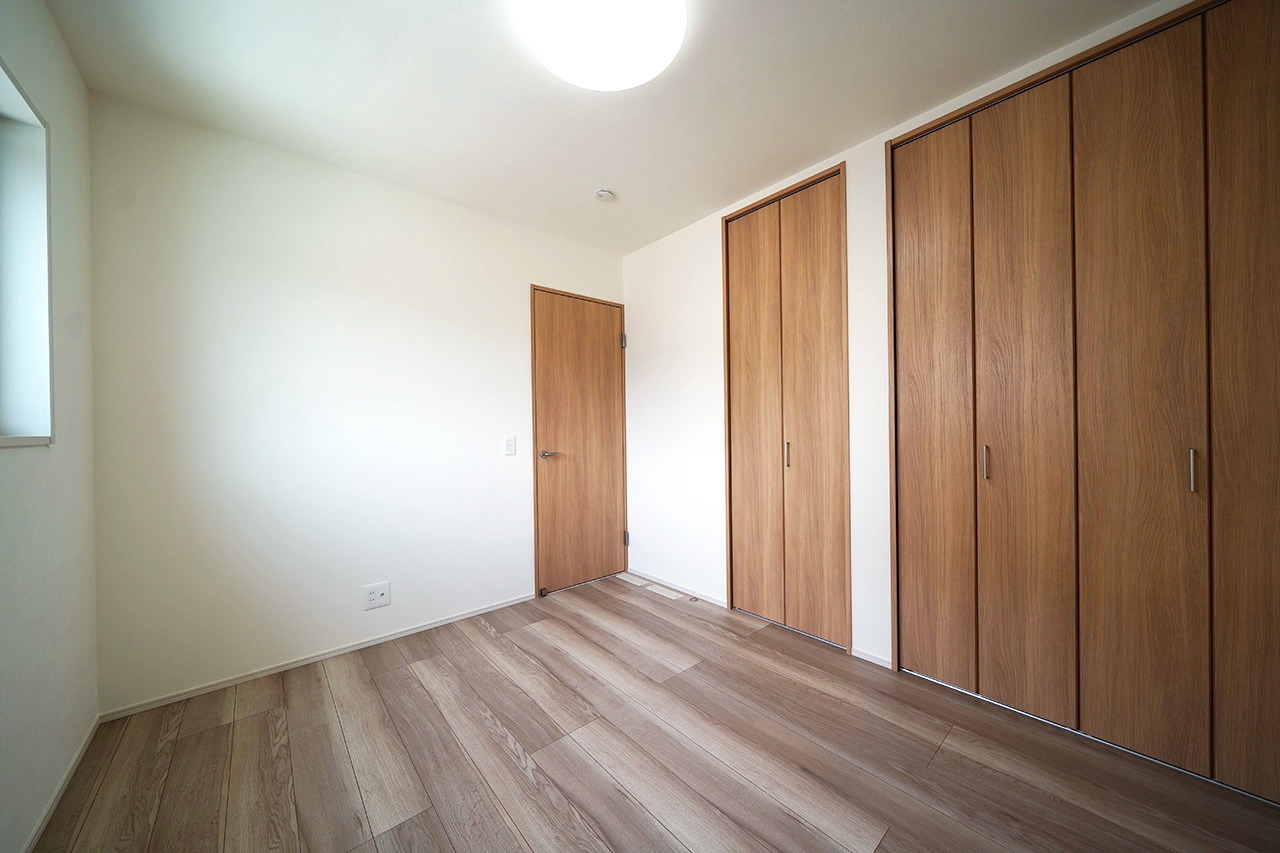5.25帖の洋室(2)。2ヶ所のクロゼットを備えた片付けがしやすいお部屋です。
