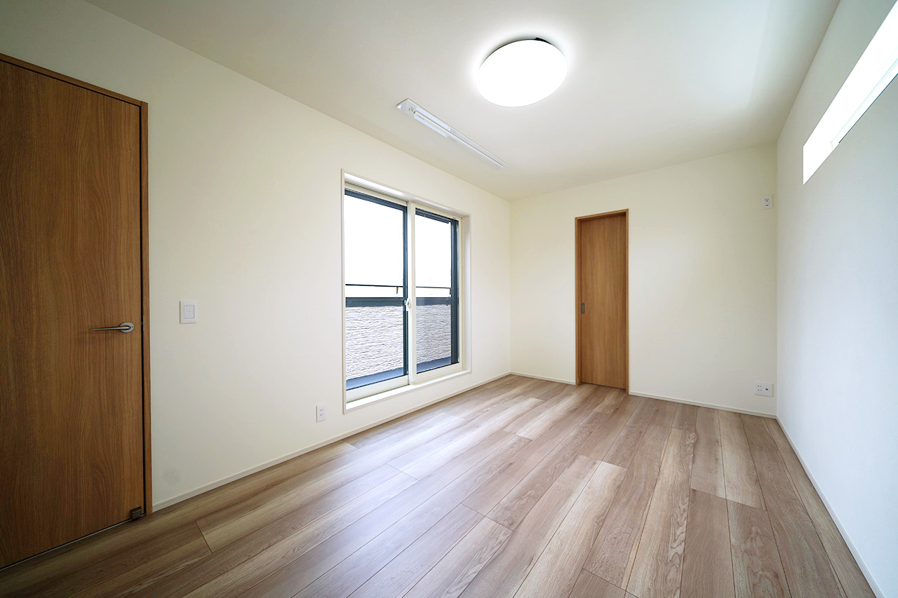 7.5帖の洋室(3)。ゆとりと収納を兼ね備えた、主寝室にぴったりのお部屋です。