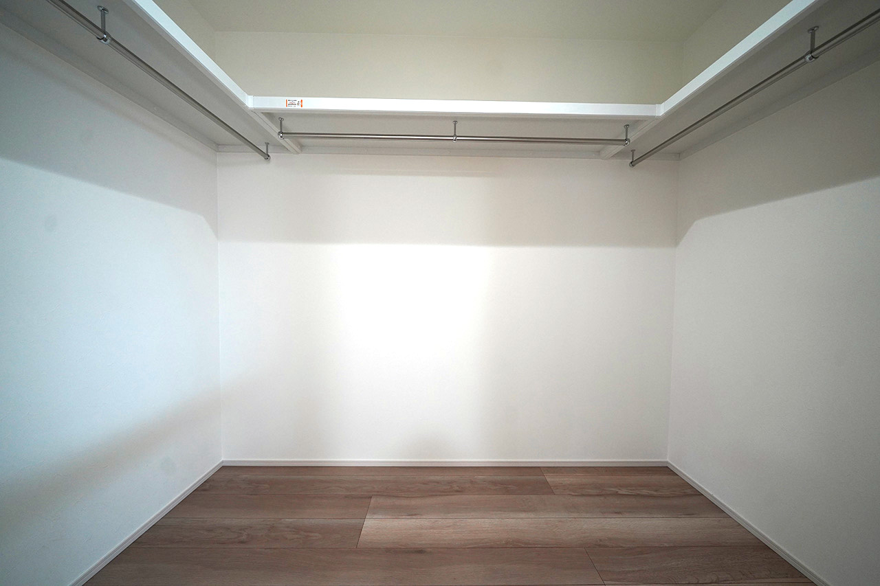 3帖の広々ウォークインクロゼット。衣類や季節物もすっきりと収まる充実の収納力です。