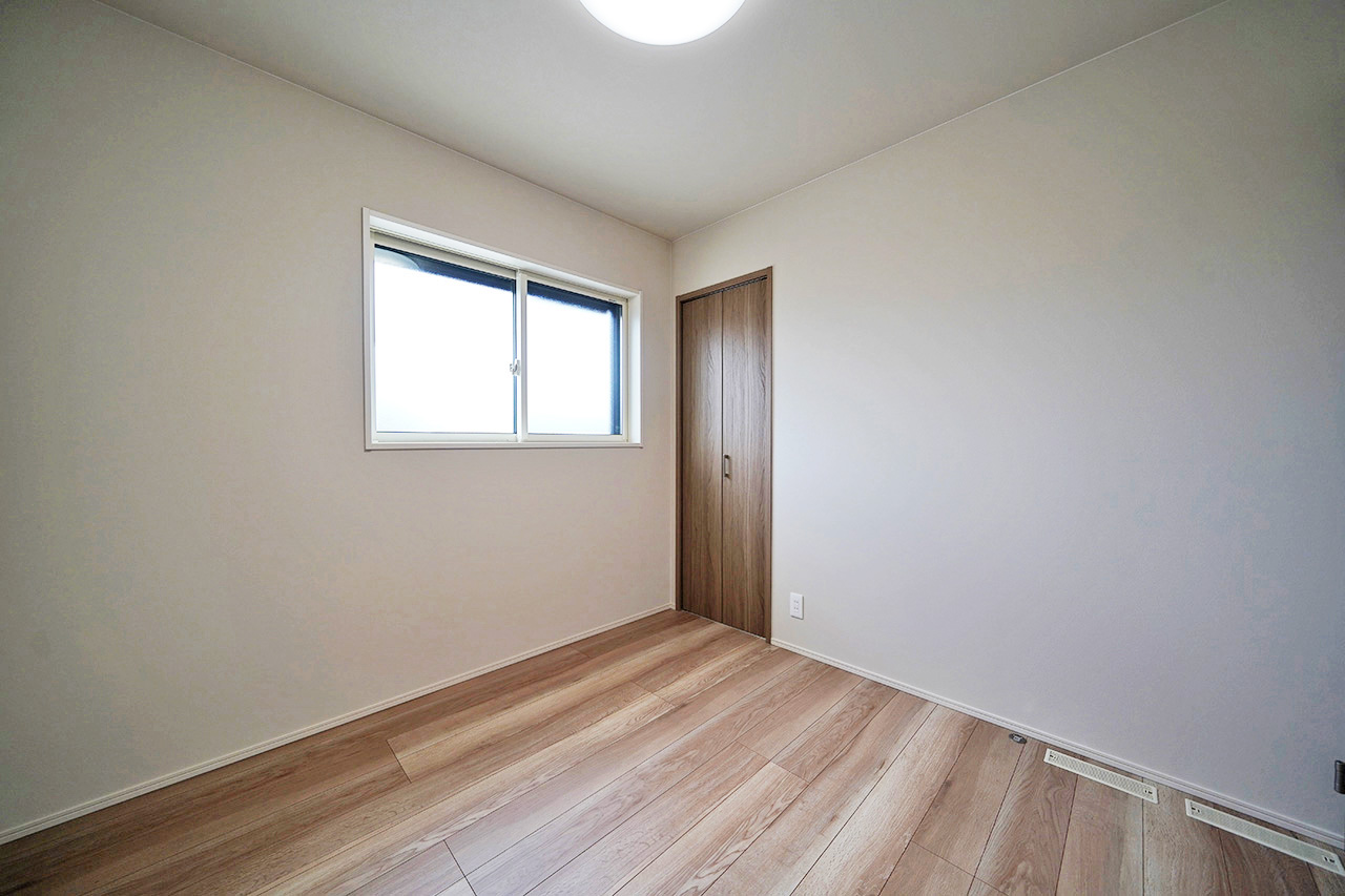 シンプルでコンパクトな4.5帖の洋室(1)。子供部屋や書斎にもぴったりです。