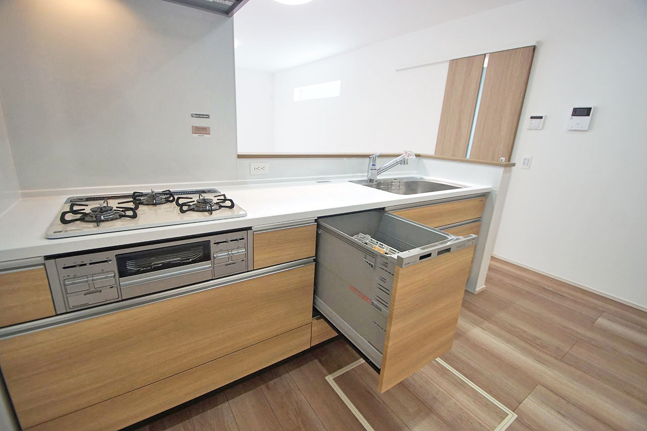 忙しい家事の時短にも役立ち、節水にもなる食洗機付きのシステムキッチン。