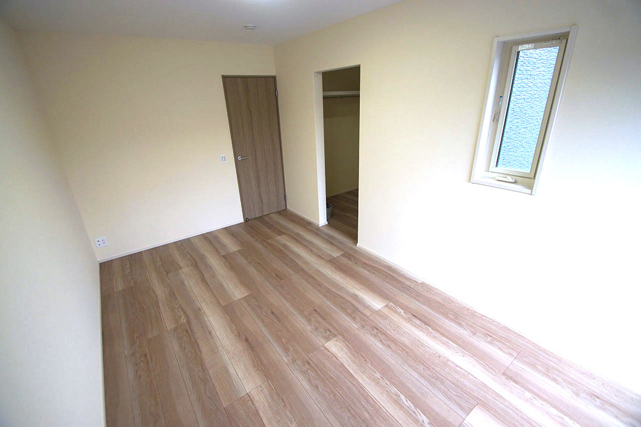 ウォークインクロゼット付きの洋室(1)。主寝室におすすめのゆったりとしたお部屋です。