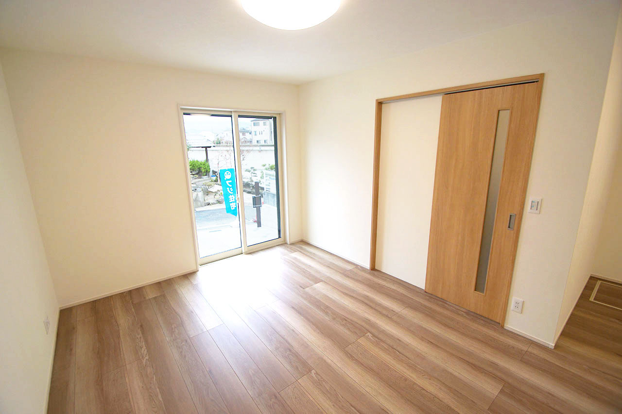 リビングスペース。正面のサッシからは駐車場へ出入り可能です。