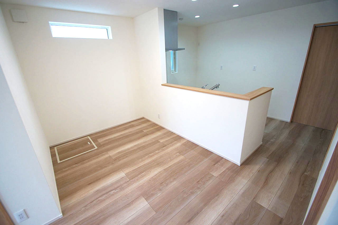 スタイリッシュで、プライバシーにも配慮した高窓付きのダイニングキッチン。