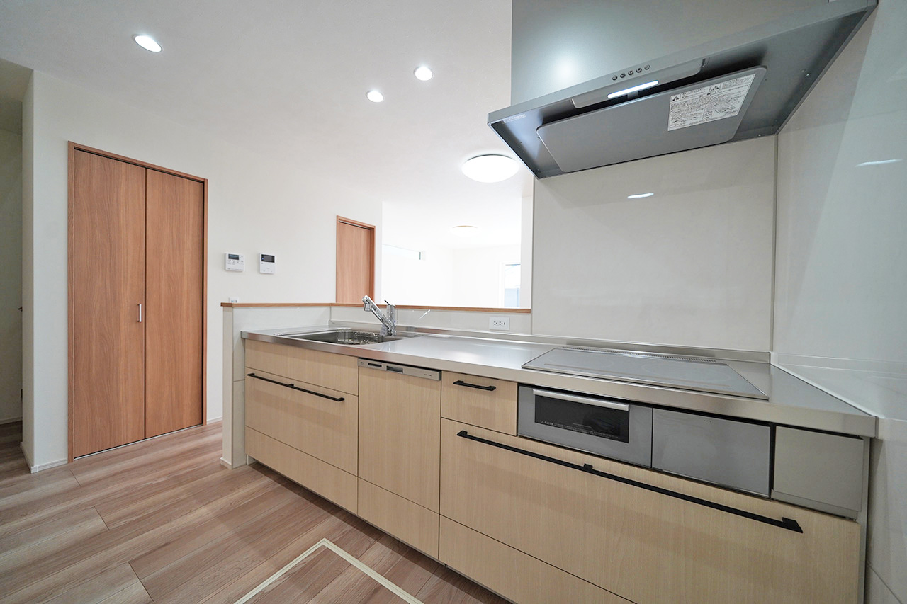 火を使わず安全で、お手入れも簡単なIHシステムキッチン。