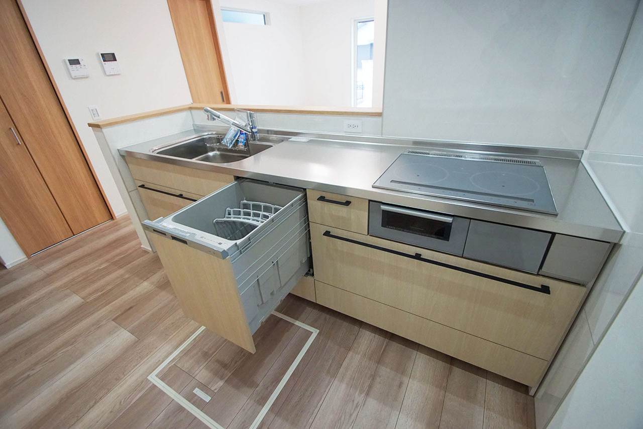 手洗いよりキレイに洗えて節水にもなる食洗機付きのキッチン。忙しい家事の時短にもなります。