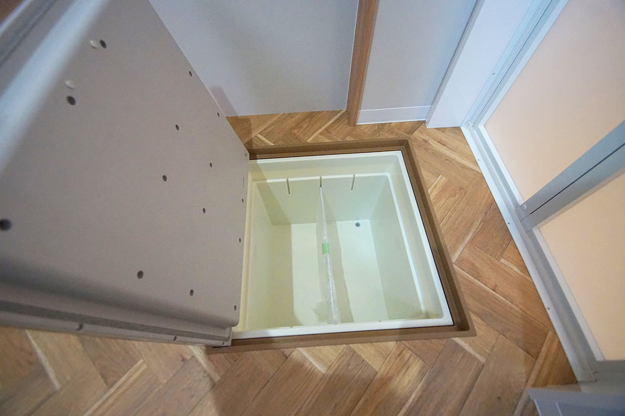 パウダールーム内の床下収納。シャンプーや洗剤などのストックに便利。