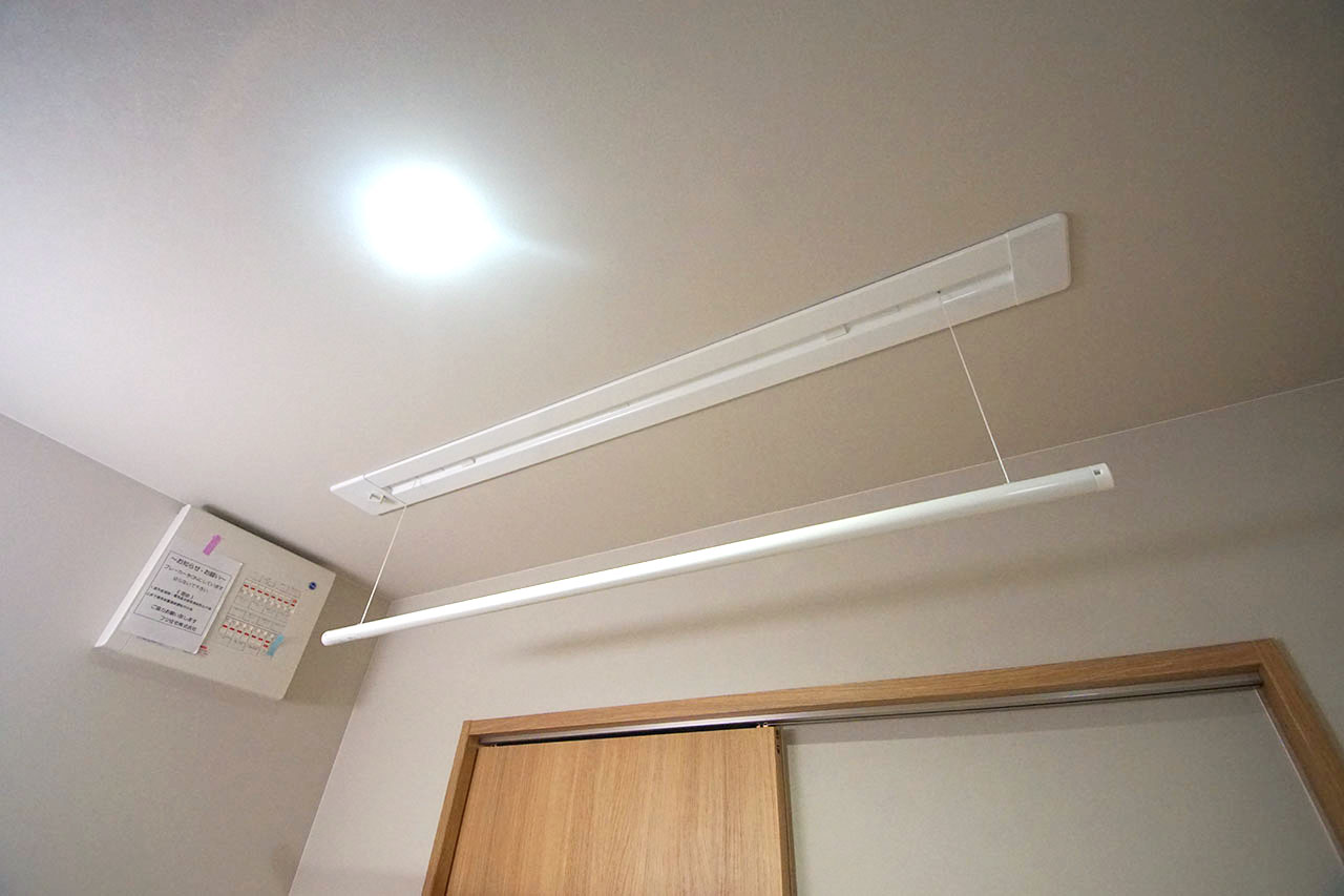 パウダールームには、お天気に関係なくお洗濯が干せる昇降式の室内物干(ホスクリーン)付き。